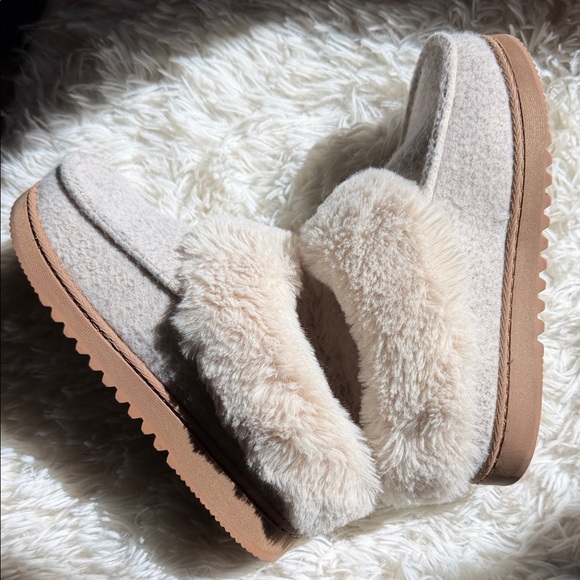 Dearfoams Cream and Tan Women's Size Small 5-6 Slippers - Picture 7 of 8